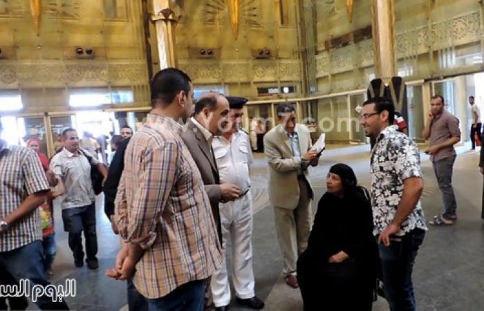 مساعد وزير الداخلية ينقل مسنة بكرسى متحرك داخل محطة مصر