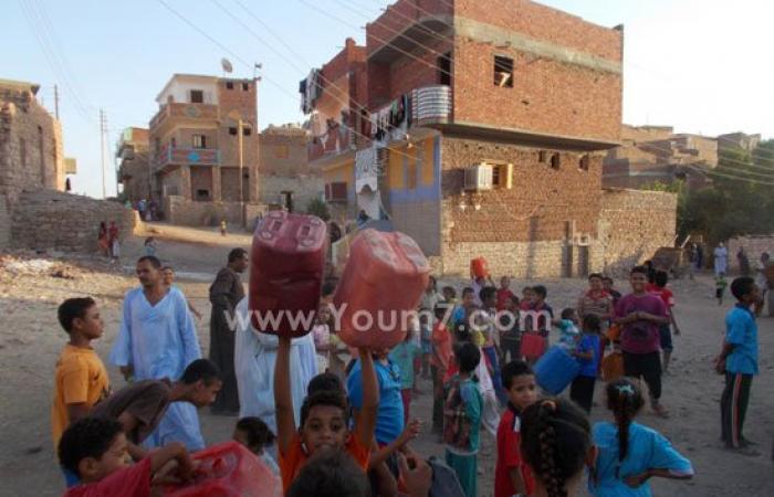 بالصور.. أهالى الناصرية بأسوان يطالبون المحافظ بحل أزمة انقطاع المياه