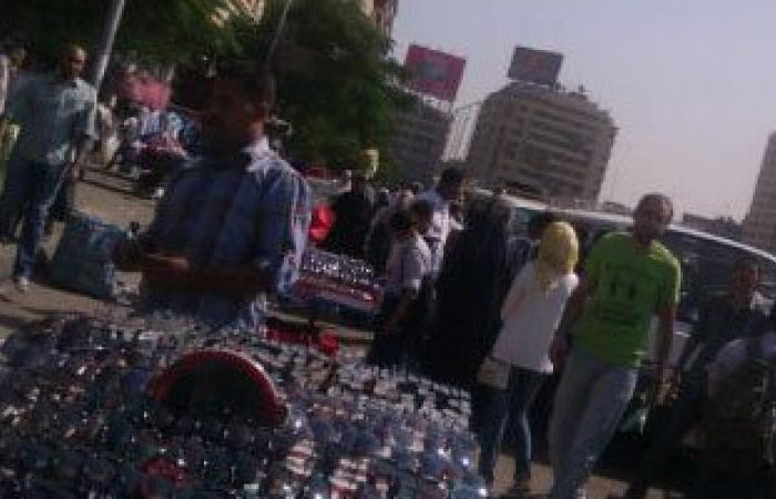 باعة جائلون يقيمون أكشاك ومحلات مخالفة بجوار مترو شبرا الخيمة