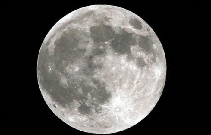 بالصور.. "القمر السوبر" يضىء سماء القاهرة ويظهر أكبر من حجمه 14%