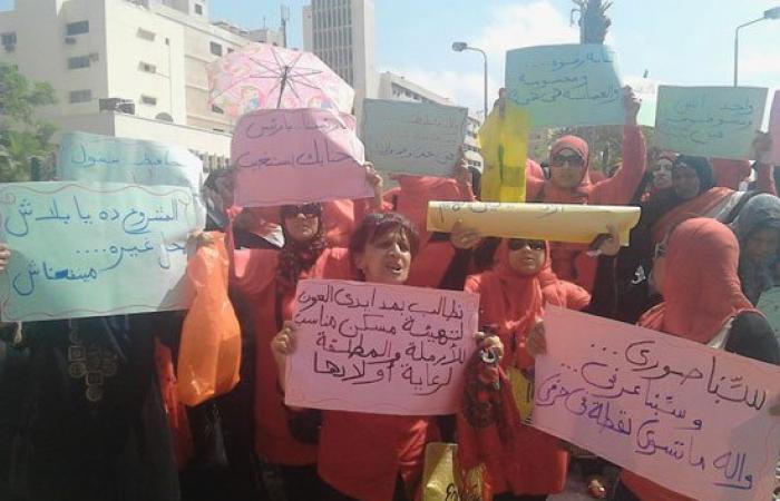 بالصور.. المطلقات يتظاهرن بملابس الإعدام لحرمانهن من "المأوى" فى بورسعيد