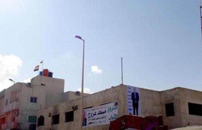 مرشح يعلق لافتات الدعاية على مقر الحزب الوطنى المهجور بالعريش