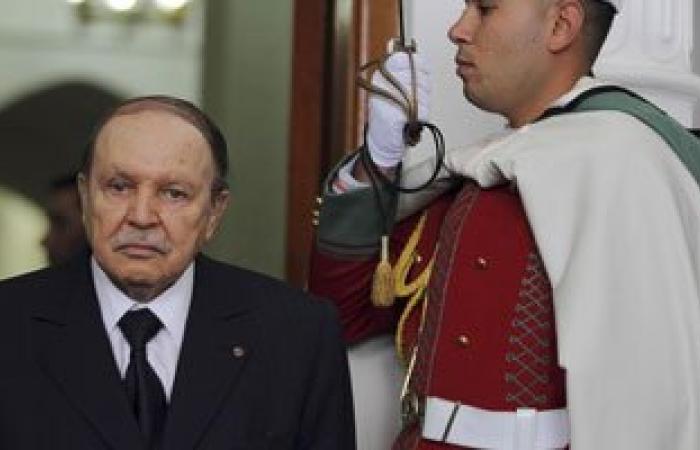 الرئيس الجزائرى يظهر على التلفزيون بعد شائعات وفاته سريريا