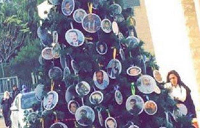 صور الشهداء بديلا لزينة الكريسماس فى شجرة الميلاد بـ"القدس"