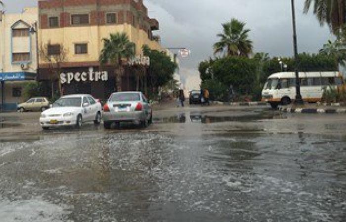 بالصور.. المياه تغرق شوارع القناطر.. ومجلس المدينة يستعين بـ"الشفاطات"