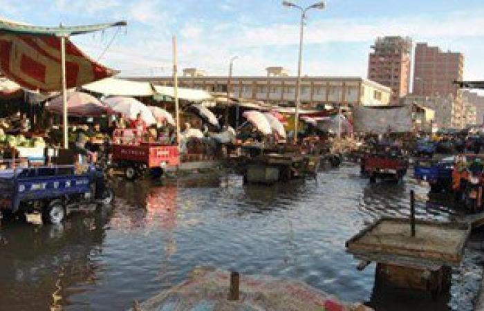 بالصور.. سوق الجمعة بالإسماعيلية يغرق فى القمامة ومياه الصرف