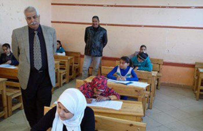 بالصور.. وكيل وزارة التعليم بالفيوم يتفقد سير امتحانات الشهادة الابتدائية