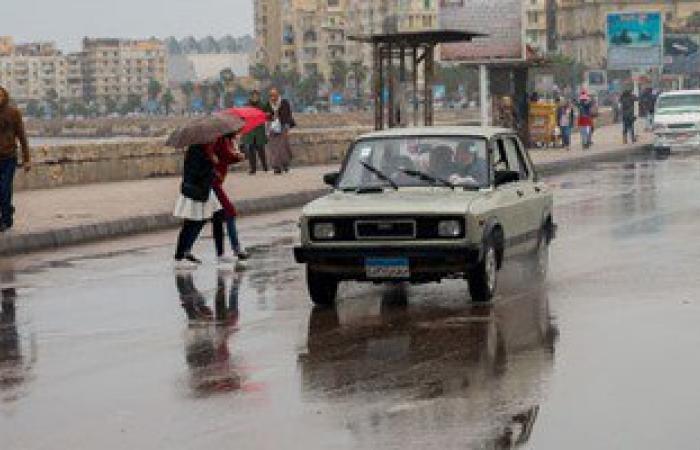 أمطار غزيرة على القاهرة والجيزة.. ومعاناة للمارة بالشوارع
