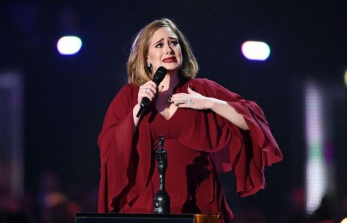 بالفيديو: رسالة مؤثرة من الفضاء تبكي اديل على مسرح الـ Brit Awards