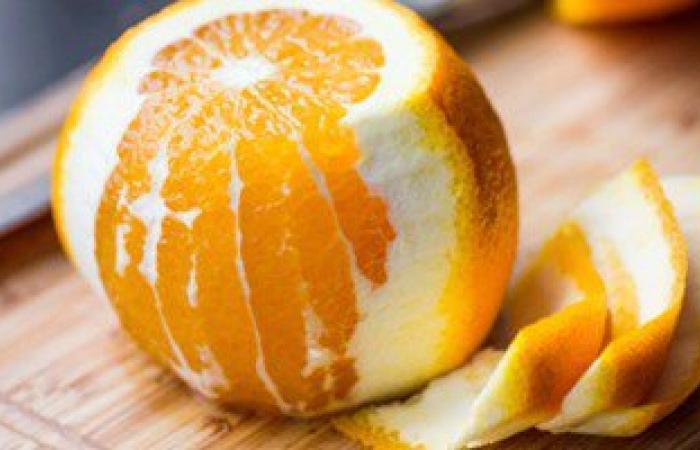 طبيب أمريكى يزعم: سيبك من عصير البرتقال وكل قشره لتجنب السرطان