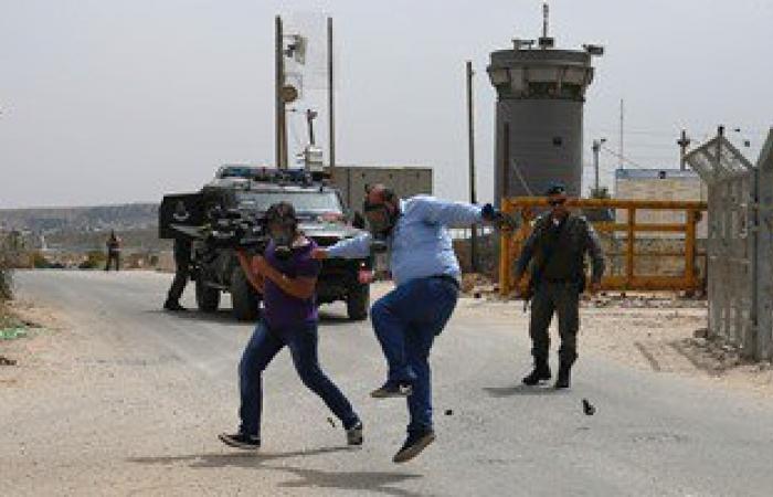 بالصور..صحافيون فلسطينيون يعتصمون أمام معسكر إسرائيلى فى الضفة