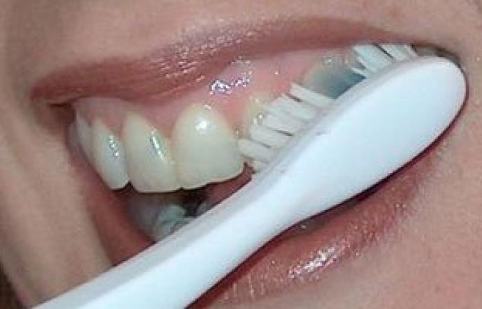 أشهر 10 معتقدات خاطئة عن العناية بالأسنان