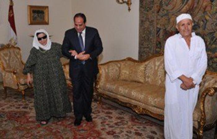 نجل الحاجة زينب: " الرئيس السيسى لبس أمى الصندل بنفسه لما وقع من رجلها"