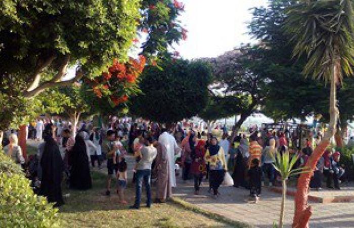 توافد أهالى وأطفال المنيا على كورنيش النيل والمتنزهات فى أول أيام العيد