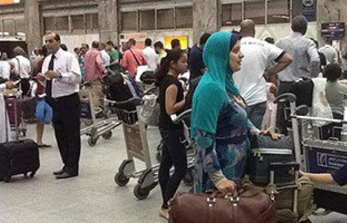بالفيديو والصور.. استمرار أزمة تخلف الحقائب على الخطوط السعودية بمطار القاهرة