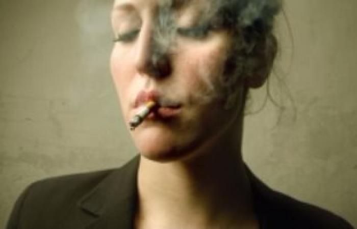 دراسة: النساء المدخنات أكثر عرضة لسرطان القولون والمستقيم من الرجال