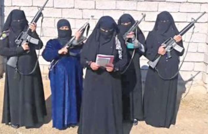 نساء الموصل يخلعن زى داعش الأسود وإحراقه بالمناطق المحررة من التنظيم