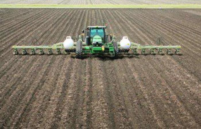 "الزراعة" تنهى 87% من عمليات حرث التربة وتطهير الترع والمجارى الموسم الجديد