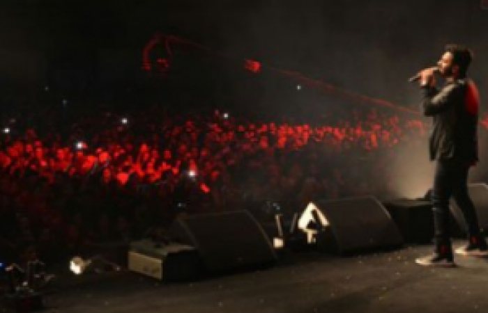 تامر حسني يواصل تقديم المواهب الغنائية بحفل«جامعة مصر»