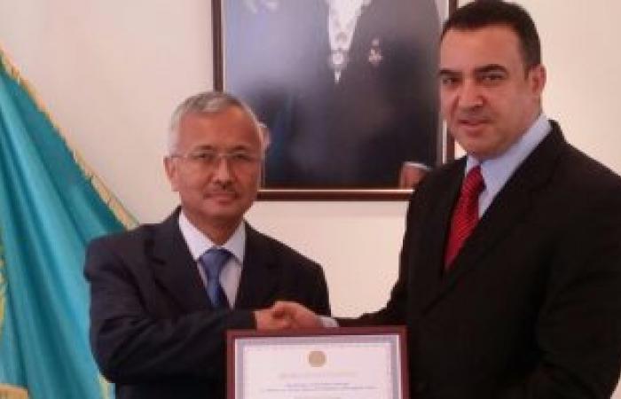 خارجية كازاخستان تكرم مدير مكتب "اليوم السابع" بمسقط