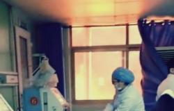 بالفيديو || طبيبة تعالج مريضًا وسط الحريق : "رفضت مغادرة المستشفى"