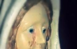 بالفيديو || المئات يتوافدون لمشاهدة معجزة تمثال العذراء : «زارت صاحبه في المنام»