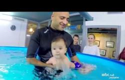 مصري يدرب حديثي الولادة على السباحة