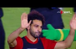 لحظة دخول اللاعبين والجهاز الفني أرض استاد القاهرة وتحية الجماهير لهم