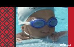 طفل مصري يتحدى متلازمة تفقم الأطراف ويتعلم السباحة