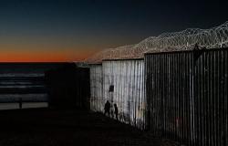 "أسوشيتدبرس": هل يستطيع ترامب إعلان الطوارئ لبناء الجدار الحدودي؟