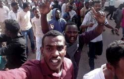 إطلاق الغاز المسيل للدموع على المتظاهرين في حي الدناقلة بمدينة الخرطوم بحري