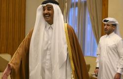 أمير قطر يرفع كأس آسيا... عناق وفرحة كبيرة لدى استقبال المنتخب (فيديو)