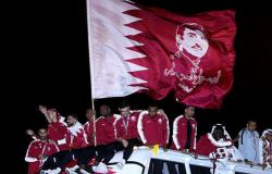 لقطات تفاجئ الجميع... ماذا فعل تميم خلال احتفاله بمنتخب قطر (فيديو)