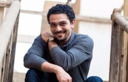 شاهد| آسر ياسين يدعم أشرف عبد الباقي في مسرحية «كلها غلط»
