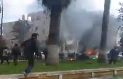 بالفيديو : مقتل 9 مدنيين في انفجار سيارتين مفخختين بإدلب السورية