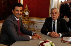 هدية غير متوقعة من رئيس النمسا إلى أمير قطر (فيديو + صور)
