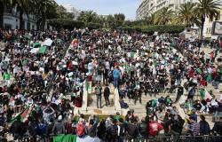 قرار مفاجئ في الجزائر وتنفيذه عاجلا وسط تظاهرات شعبية ضخمة ضد الرئيس