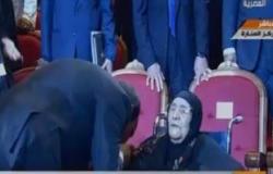 الرئيس السيسى يقبل يد والدة شهيدين بالقوات المسلحة