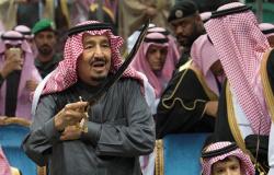 بالفيديو... الملك سلمان يتفاعل مع "العرضة السعودية" في الحفل الكبير
