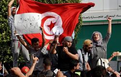 تونس... احتجاجات في "الإذاعة والتلفزيون" وتأجيل الإضراب بمحطات الوقود