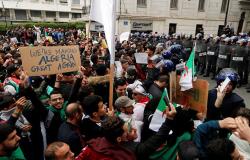 المعارضة الجزائرية تدعو لتسليم بوتفليقة السلطة لمجلس رئاسي بعد انتهاء ولايته