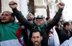 آلاف الجزائريين يحتشدون في وسط العاصمة للمطالبة برحيل بوتفليقة