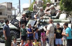العسكريون الروس يوزعون مساعدات إنسانية على سكان ريف دمشق