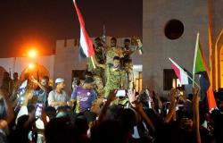 قوة من الجيش السوداني تحاول فض الاعتصام أمام القيادة العامة للقوات المسلحة