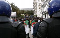 الآلاف يتظاهرون في العاصمة الجزائرية ضد "النخبة الحاكمة"