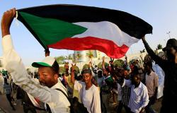 متظاهرون سودانيون يغلقون شارع النيل المقابل للقصر الجمهوري