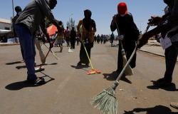 استمرار إزالة المتاريس من اعتصام القيادة العامة في العاصمة السودانية (صور)
