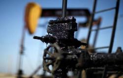 محدث.. النفط يتراجع 2.7% عند التسوية بعد قفزة مفاجئة بالمخزونات