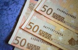 اليورو يتراجع أمام الدولار مع إعلان نتائج الانتخابات الأوروبية