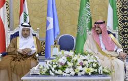 حديث جانبي... كيف استقبل الملك سلمان رئيس وزراء قطر في قصر الصفا (فيديو)